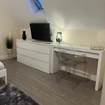 8 Studio, Cosy Loft, 50M To Airbus, Bus-Stop 20M,