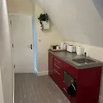 8 Studio, Cosy Loft, 50M To Airbus, Bus-Stop 20M,