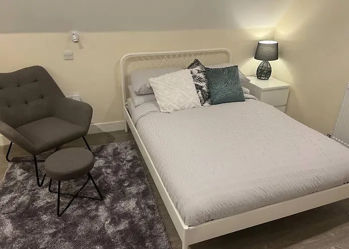 8 Studio, Cosy Loft, 50M To Airbus, Bus-Stop 20M,