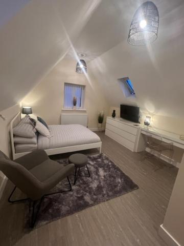 8 Studio, Cosy Loft, 50m To Airbus, Bus-stop 20m, Apartamento *